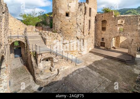 L'interno delle antiche rovine del castello dei Doria o castrum, costruita nel XII secolo su una cima nel villaggio ligure di Dolceacqua, Italia Foto Stock