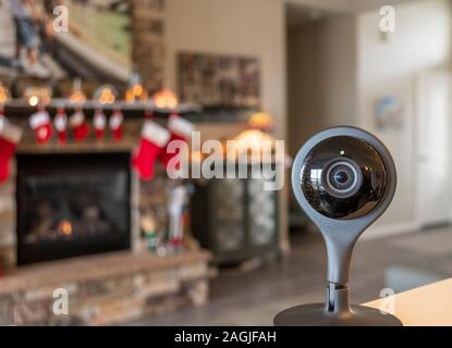 Una videocamera di sicurezza con la luce sul davanti di un interno salotto di una casa a tempo di Natale. Foto Stock