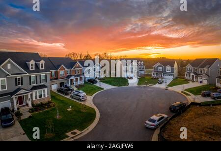 Vista aerea del tipico americano unica casa famiglia quartiere durante il tramonto Foto Stock