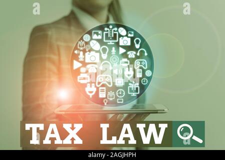 La scrittura della nota mostra il diritto fiscale. Il concetto di business per organizzazioni governative valutazione sul valore della proprietà o di transazioni Foto Stock