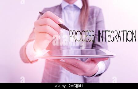 Parola di scrittura di testo dal processo di integrazione. Business photo vetrina per la condivisione di dati ed eventi tra i processi di business business donna rivolta nel rilevare Foto Stock