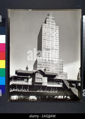 Codice: I.A.3. McGraw Hill building, con finestra lavaggio piattaforma circa a metà, Nona Avenue stazione elevati in primo piano. Citazione/Riferimento: CNY# 130; McGraw Hill Building, da 42nd Street e la Nona Avenue guardando ad est, Manhattan. Foto Stock