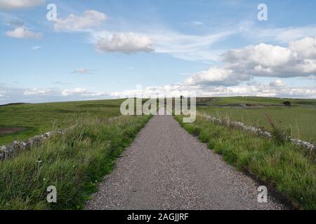 Il sentiero dell'High Peak Trail, la linea ferroviaria dismessa nel parco nazionale del Derbyshire Peak District, Inghilterra, Regno Unito, campagna britannica Foto Stock