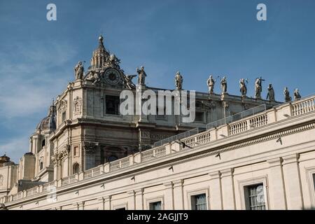 Vista prospettica di san pietro farcade in Vaticano Roma,orologio Foto Stock