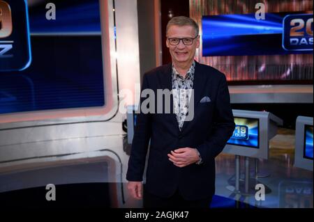 Il 20 dicembre 2019, Renania settentrionale-Vestfalia, Hürth: il presentatore Günther Jauch è in studio di registrazione dopo la registrazione del programma TV " 2019 - Das quiz'. La mostra sarà mostrato su 30.12.2019 nel primo programma. Foto: Henning Kaiser/dpa Foto Stock