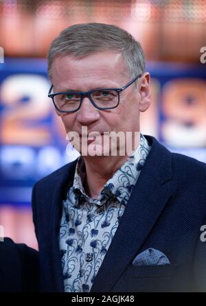 Il 20 dicembre 2019, Renania settentrionale-Vestfalia, Hürth: il presentatore Günther Jauch è in studio di registrazione dopo la registrazione del programma TV " 2019 - Das quiz'. La mostra sarà mostrato su 30.12.2019 nel primo programma. Foto: Henning Kaiser/dpa Foto Stock