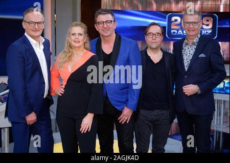 Il 20 dicembre 2019, Renania settentrionale-Vestfalia, Hürth: Frank Plasberg, presentatore, Barbara Schöneberger, presentatore, Hans Sigl, attore Jan Josef Liefers, e Günther Jauch (l-r) sono in studio di registrazione dopo la registrazione dello show televisivo "2019 - Das quiz'. La mostra sarà mostrato su 30.12.2019 nel primo programma. Foto: Henning Kaiser/dpa Foto Stock