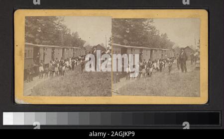 Gli uomini in piedi da vetture ferroviarie include una colorata a mano in vista. Include le vedute di Langenheim, Webster & Albee, Peck e altri fotografi ed editori. Robert Dennis raccolta di vista stereoscopica. Titolo ideato da cataloger. Viste di Newburgh: viste principalmente di George Washington sede a Newburgh, comprese le vedute interne e la vista di un pianoforte; vedute del fiume davanti a Newburgh, compreso il traghetto e una vista di persone in piedi accanto a un treno.; gli uomini in attesa di carrozze ferroviarie. Foto Stock