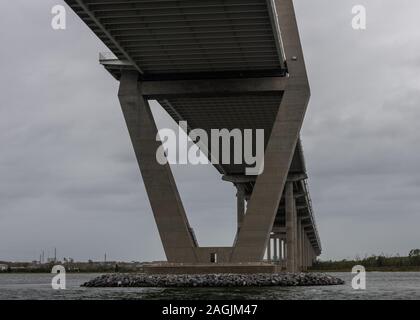 Primo piano del Arthur Ravenel Jr Bridge visto dal di sotto a Charleston, Carolina del Sud Foto Stock