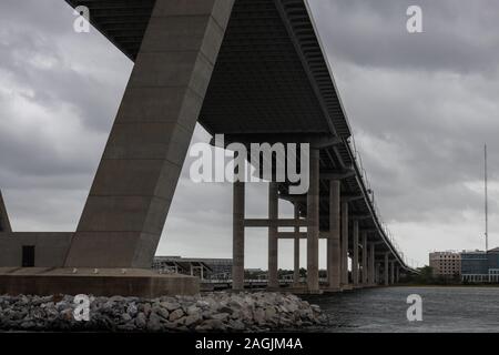 Primo piano del Arthur Ravenel Jr Bridge visto dal di sotto a Charleston, Carolina del Sud Foto Stock