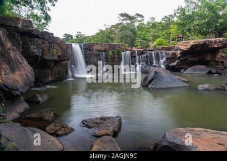 Bella cascata Tatton, la destinazione di viaggio nazionali nel parco pubblico in Thailandia Foto Stock
