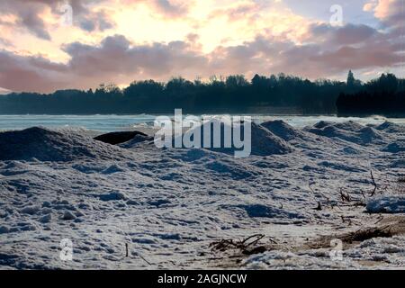 In inverno, le onde del lago Michigan creare barriera di ghiaccio sulla costa del Wisconsin Foto Stock