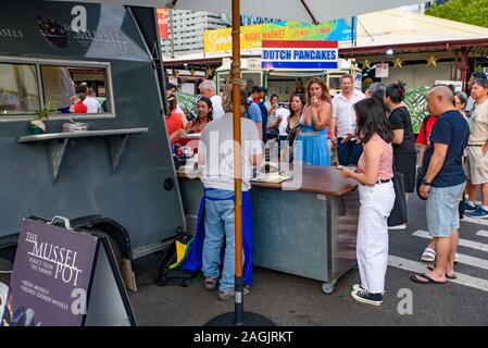 Il cibo in stallo la regina Victoria notte di mercato per il periodo estivo a Melbourne, Australia Foto Stock