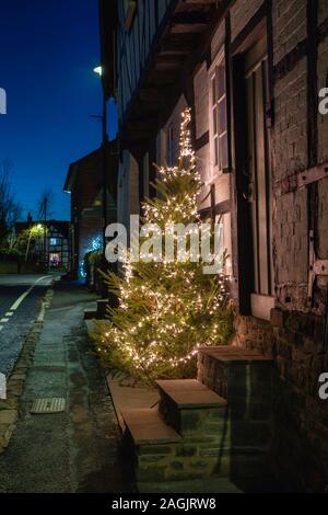 Chritsmas tree e luci di notte in Pembridge. Herefordshire. Inghilterra Foto Stock