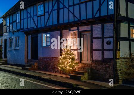 Chritsmas tree e luci di notte in Pembridge. Herefordshire. Inghilterra Foto Stock