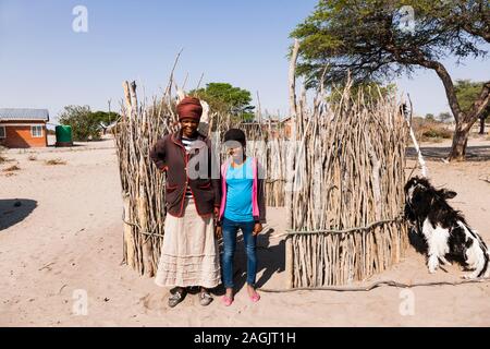 Le donne al villaggio locale Zere, deserto Kalahari vicino Rakops, Botswana, Africa Foto Stock