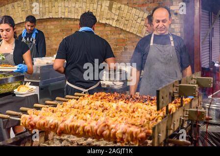 Il cibo in stallo la regina Victoria notte di mercato per il periodo estivo a Melbourne, Australia Foto Stock