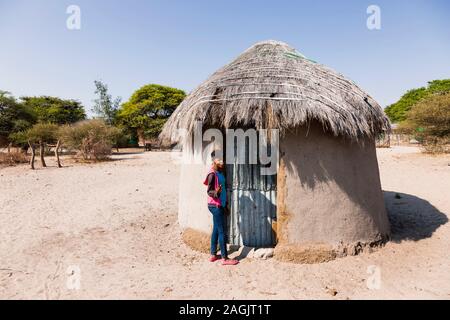 Donna in casa locale nel piccolo villaggio di Zere, deserto di Kalahari vicino a Rakops, Distretto Centrale, Botswana, Africa Foto Stock