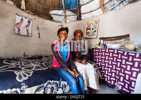 Donne in casa locale nel piccolo villaggio di Zere, deserto di Kalahari vicino a Rakops, Distretto Centrale, Botswana, Africa Foto Stock