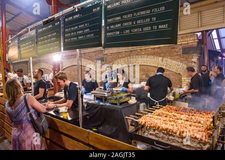 Il cibo in stallo la regina Victoria notte di mercato per il periodo estivo a Melbourne, Australia Foto Stock