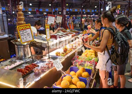 Il cibo in stallo la regina Victoria notte di mercato per il periodo estivo a Melbourne, Australia Foto Stock