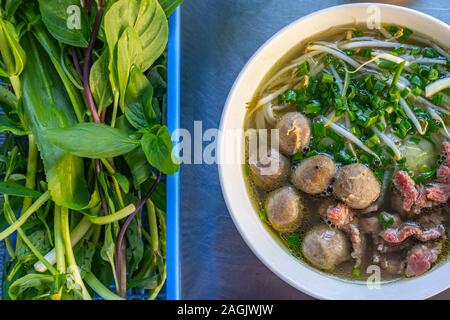 Vista aerea foto di Pho bowl- vietnamita cucina popolare Foto Stock