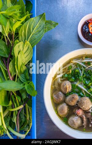 Primo piano della deliziosa Pho ciotola e polpettine di carne Foto Stock