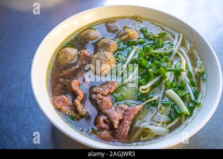 Primo piano del Pho vietnamita di noodle soup bowl sul tavolo Foto Stock