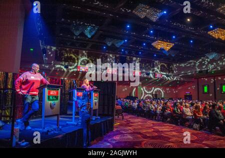 Bensalem, Stati Uniti. Xix Dec, 2019. Trivia concorso i partecipanti reagiscono sul palco durante Preston e Steve, il miracolo di Natale mostra Giovedi, Dicembre 19, 2019 al centro Xcite a Parx Casino a Bensalem, Pennsylvania. ( Credito: William Thomas Caino/Alamy Live News Foto Stock