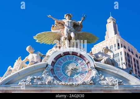 Replica della gloria di commercio scultura da Grand Central Terminal in cima New York-New York Hotel and Casino - Las Vegas, Nevada, Stati Uniti d'America - Dicembre 2019 Foto Stock