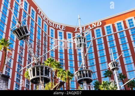La nave dei pirati il montante al Treasure Island hotel and casino come si vede dalla Strip di Las Vegas - Las Vegas, Nevada, Stati Uniti d'America - Dicembre 2019 Foto Stock