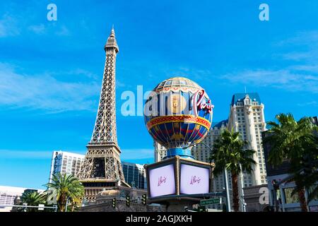 Palloncino Montgolfier, Torre Eiffel replica e il Francese-tema hotel Parigi Torre vista dal nastro durante il tempo di giorno - Las Vegas, Nevada, Stati Uniti d'America - Dicembre Foto Stock