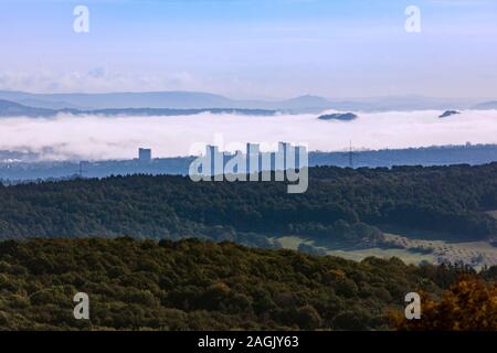 Vista verso la Svizzera sassone, edifici ad alta da Pirna in primo piano del banco di nebbia Foto Stock