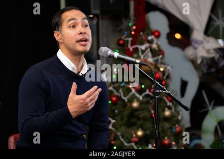 Pasadena, Stati Uniti. Xviii Dicembre, 2019. PASADENA, STATI UNITI - 18 dicembre 2019: candidato presidenziale democratico, Julian Castro parla presso il municipio sui lavoratori la solidarietà e la giustizia migranti a Pasadena, in California. Castro si è incontrato con i suoi membri di comunità presso il Centro di lavoro davanti al partito democratico della discussione che si terrà presso la Loyola Marymount University. Credito: SOPA Immagini limitata/Alamy Live News Foto Stock