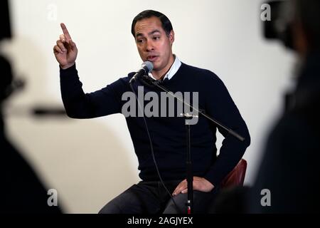 Pasadena, Stati Uniti. Xviii Dicembre, 2019. PASADENA, STATI UNITI - 18 dicembre 2019: candidato presidenziale democratico, Julian Castro parla presso il municipio sui lavoratori la solidarietà e la giustizia migranti a Pasadena, in California. Castro si è incontrato con i suoi membri di comunità presso il Centro di lavoro davanti al partito democratico della discussione che si terrà presso la Loyola Marymount University. Credito: SOPA Immagini limitata/Alamy Live News Foto Stock