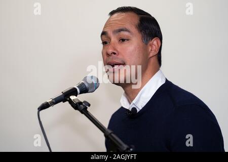 Pasadena, Stati Uniti. Xviii Dicembre, 2019. PASADENA, STATI UNITI - 18 dicembre 2019: candidato presidenziale democratico, Julian Castro parla presso il municipio sui lavoratori la solidarietà e la giustizia migranti a Pasadena, in California. Castro si è incontrato con i suoi membri di comunità presso il Centro di lavoro davanti al partito democratico della discussione che si terrà presso la Loyola Marymount University. Credito: SOPA Immagini limitata/Alamy Live News Foto Stock