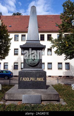 Un monumento in onore del fondatore maestro orologiaio Ferdinand Adolph Lange dell'industria orologiera in Glashutte Foto Stock