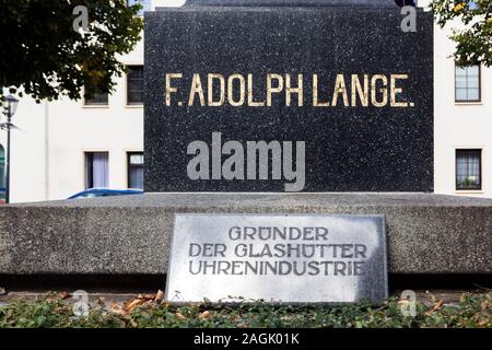 Un monumento in onore del fondatore maestro orologiaio Ferdinand Adolph Lange dell'industria orologiera in Glashutte Foto Stock