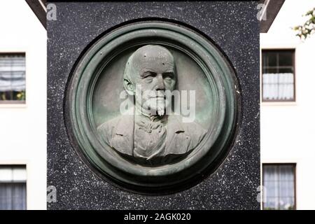 Un monumento in onore del fondatore maestro orologiaio Ferdinand Adolph Lange dell'industria orologiera in Glashutte Foto Stock