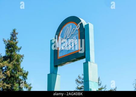 Vallco Fashion Park segno sulla struttura del pilone. Vallco Shopping Mall è defunta e vacante shopping mall in Silicon Valley - Cupertino, California, Stati Uniti d'America - Foto Stock