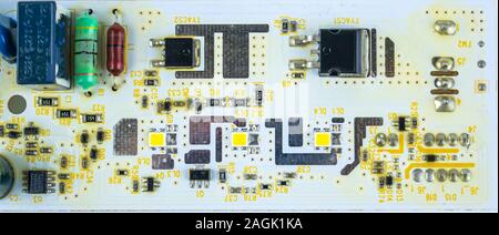 Componenti elettronici su una scheda a circuito stampato con posto per il testo. Tecnologia. Industria. Foto Stock
