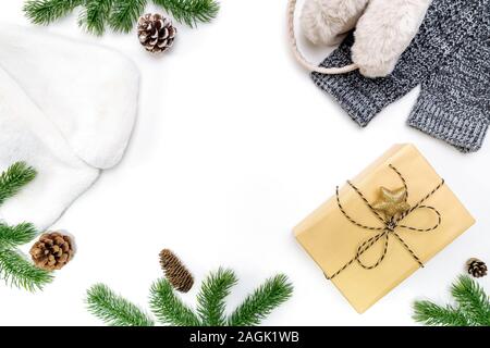 Natale composizione d'inverno. Regali di natale Scatola con coni di pino, abete rami su sfondo bianco. Appartamento laico, vista dall'alto, spazio di copia Foto Stock