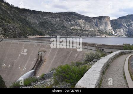 O'Shaughnessy diga, che fornisce acqua ed elettricità ad ampie zone della California del Nord era finito nel 1923 nella Hetch Hetchy Valley. Foto Stock