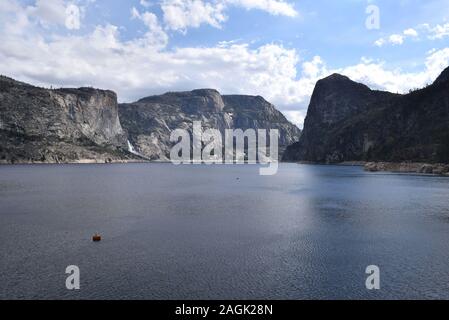 Vista della Hetch Hetchy serbatoio. Torreggianti montagne di granito di ricordare ai viaggiatori di Yosemite Valley, che ha usato molto simili a. Foto Stock