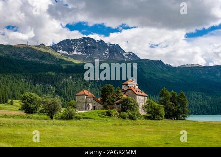 Il castello crap da Sass si trova in riva al lago di Silvaplana, Lej da Silvaplana, una alta altitudine lago vicino a San Moritz, montagne engadinesi a distanza Foto Stock