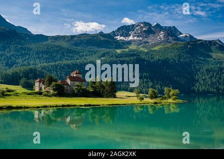 Il castello crap da Sass si trova in riva al lago di Silvaplana, Lej da Silvaplana, una alta altitudine lago vicino a San Moritz, montagne engadinesi a distanza Foto Stock