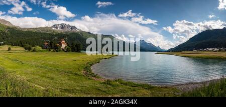 Vista panoramica del castello crap da Sass, si trova presso il lago di Silvaplana, Lej da Silvaplana, una alta altitudine lago vicino a San Moritz Foto Stock