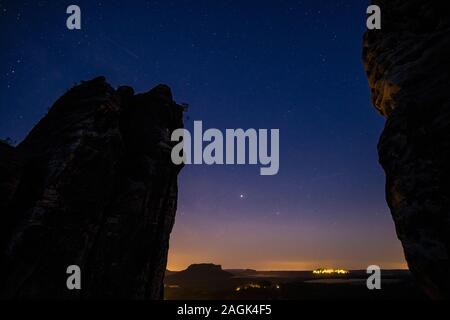 Stelle che brillano al di sopra delle montagne Lilienstein e Königstein, visto da un punto di vista Bastei Foto Stock