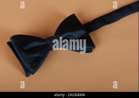 Blue bow tie beige sul colore di sfondo vista ravvicinata Foto Stock