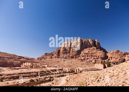 Petra, il Colonnade street, il grande tempio, il gate del Temenos, architettura antica, Giordania, Medio Oriente e Asia Foto Stock